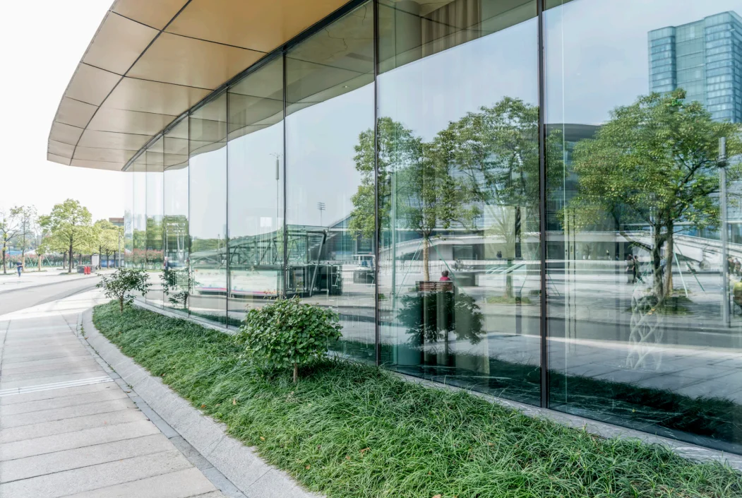 واجهة زجاج ستركتشر بإطارات مخفية